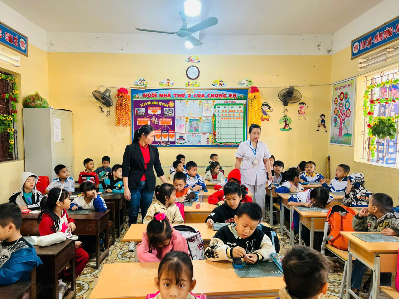 Học sinh uống thuốc Tẩy giun